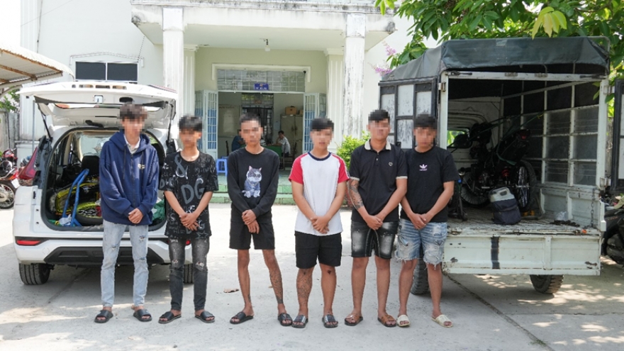 Tạm giữ hình sự nhóm thanh niên dàn hàng ngang, nẹt pô trên Quốc lộ 61C
