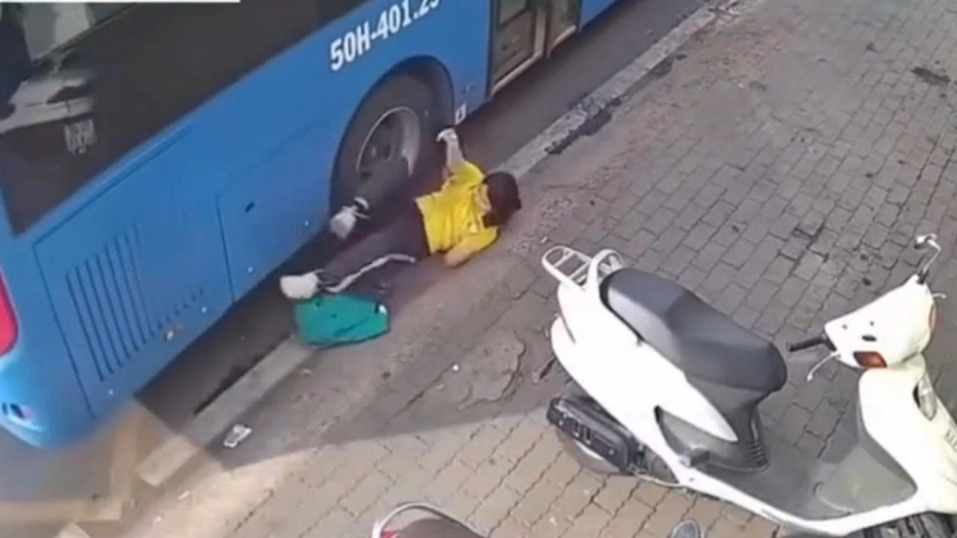 Đình chỉ tài xế xe bus bất cẩn khiến nữ sinh ngã xuống đường
