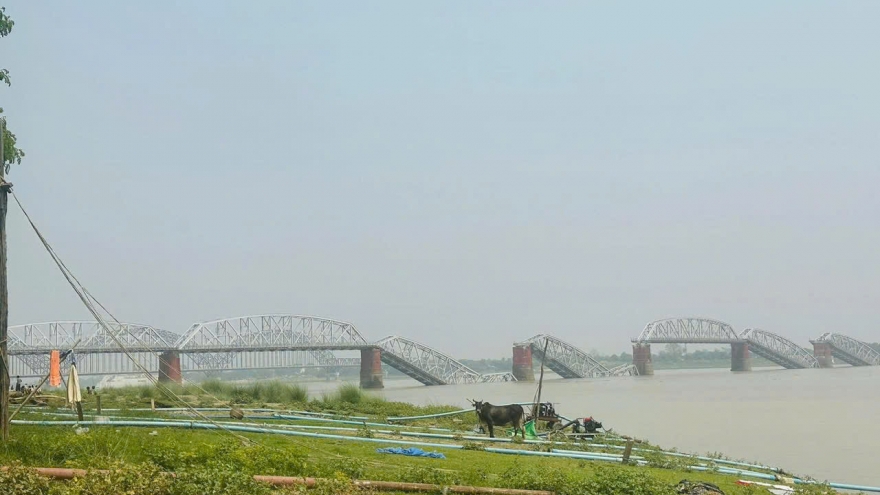 Khoảnh khắc cầu bắc qua sông đổ sập sau trận động đất mạnh tại Myanmar