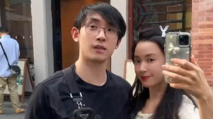 Sao Việt 30/3: Midu tình tứ bên chồng trong chuyến du lịch