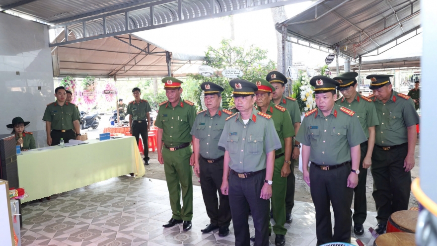 Đại úy công an hy sinh khi truy bắt đối tượng đánh bắt thủy sản trái phép