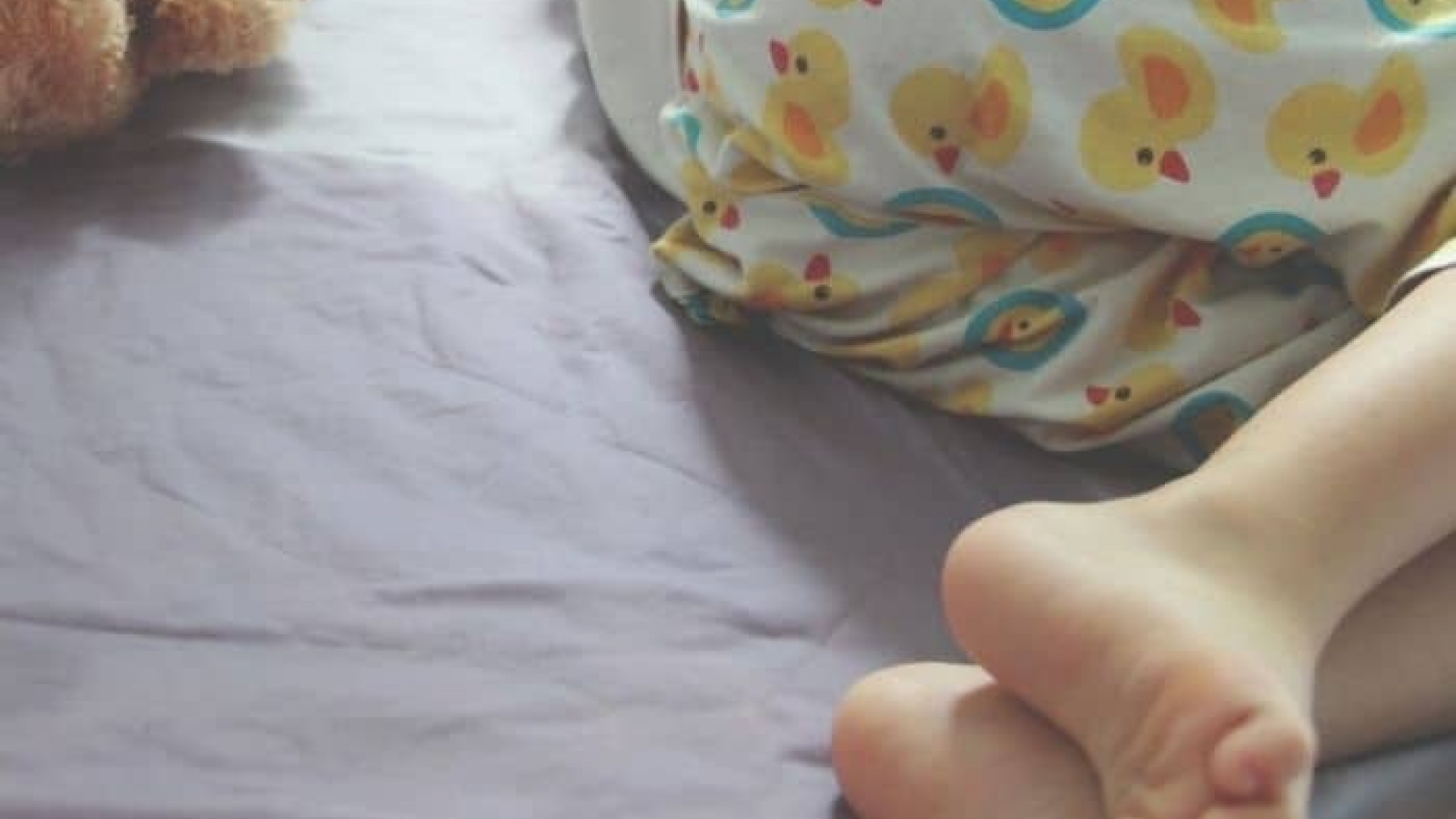 Trẻ 12 tuổi, đêm ngủ hay đái dầm có phải đi khám?
