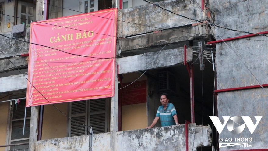 Người dân sống trong chung cư cũ lo lắng sau dư chấn động đất ở Myanmar