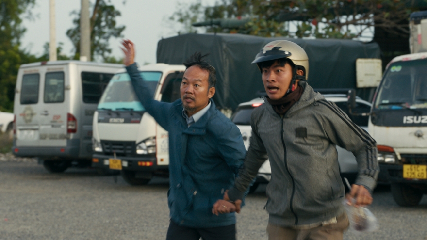 Lê Tuấn Khang xuất hiện hài hước trong trailer "Lật mặt 8"