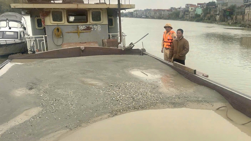 Bắc Giang "tóm gọn" tàu vận chuyển khoáng sản không rõ nguồn gốc