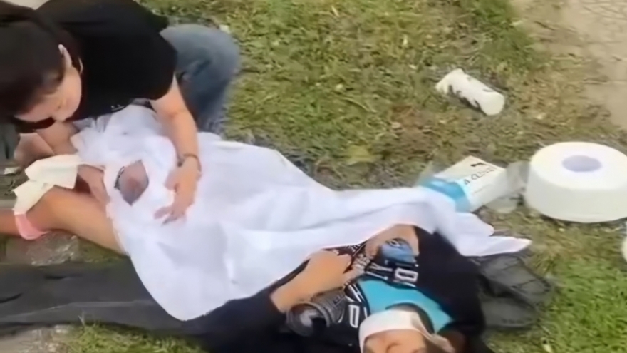 Người phụ nữ đi xin việc rồi chuyển dạ sinh con ngay tại vỉa hè