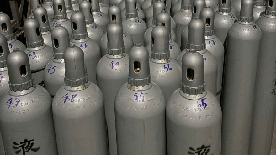 Tạm giữ trên 3 tấn "khí cười" NO2 không rõ nguồn gốc ở Bắc Ninh