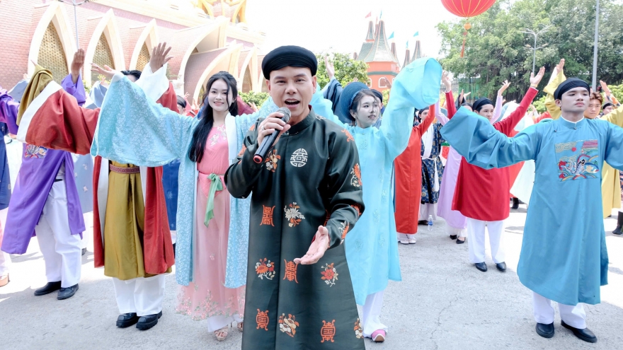 Phan Đinh Tùng hát "Một vòng Việt Nam" cùng 1.000 sinh viên mặc cổ phục Việt