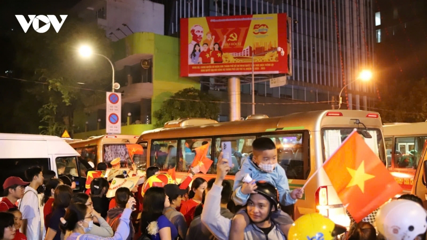 HCM City residents take to streets at midnight to watch parade rehearsal