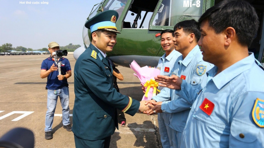 Phi công trực thăng, Su-30MK2 rạng rỡ sau màn rẽ mây, nhào lượn mừng đại lễ