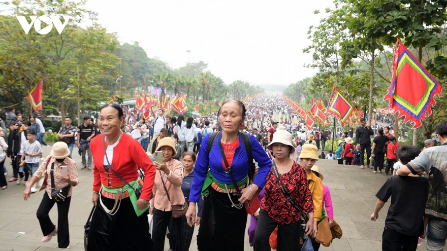 Crowds flock to Hung Kings Temple Relic Complex ahead of ancestor anniversary