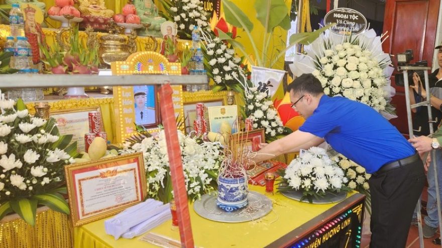 Tin nóng tổng hợp: Đồng đội, người thân nghẹn lòng tiễn biệt liệt sĩ Nguyễn Đăng Khải