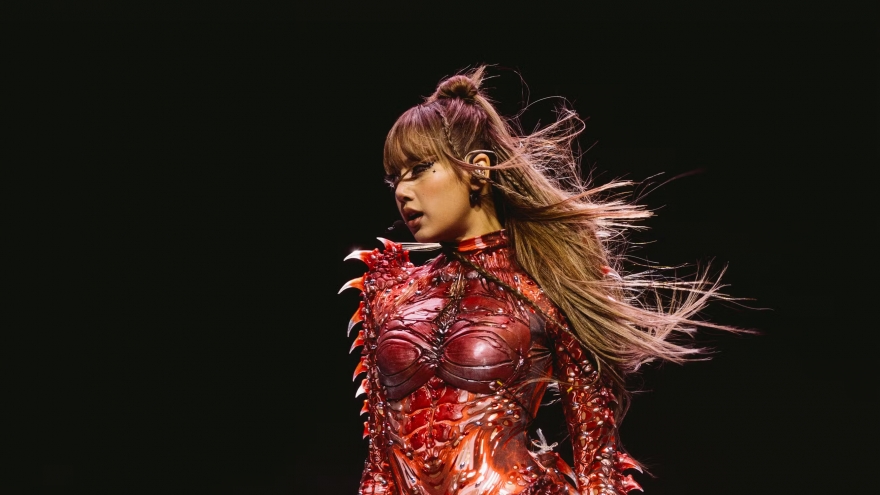 Lisa tại Coachella 2025: Vũ đạo và giọng hát là tâm điểm tranh cãi