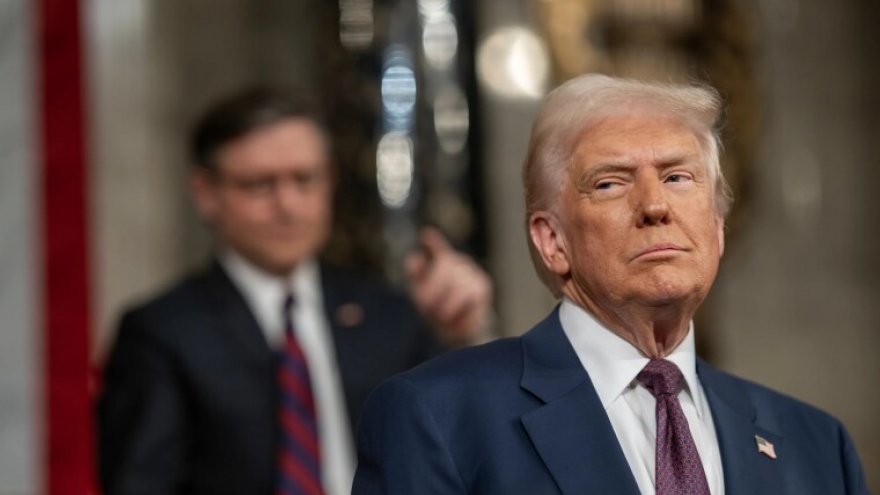 Ông Donald Trump cảnh báo “không ai thoát tội” khi áp thuế điện thoại