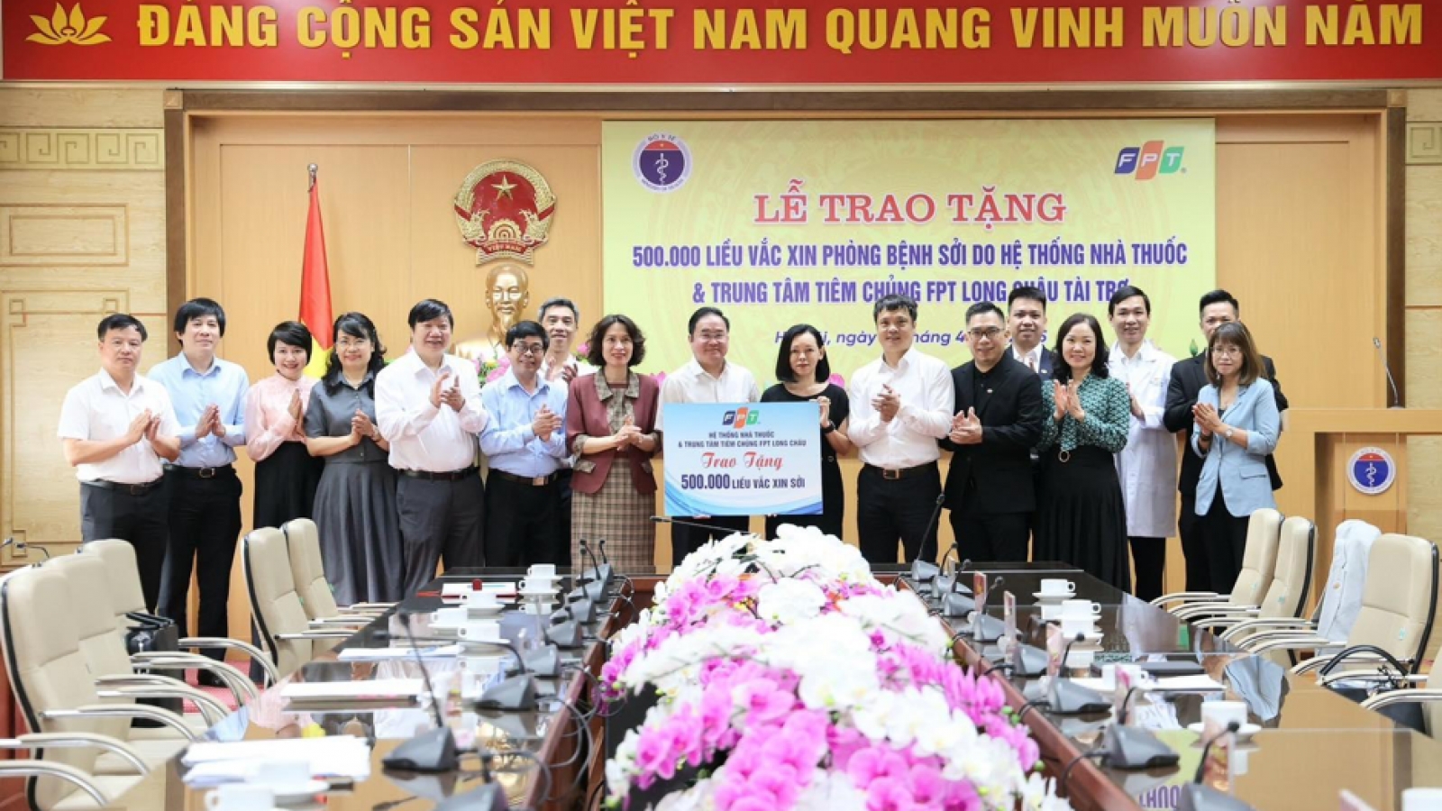 Bộ Y tế tiếp nhận nửa triệu liều vaccine sởi do FPT Long Châu trao tặng