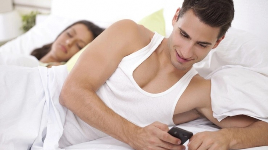 Vợ ốm đau, đành "mắt nhắm, mắt mở" để chồng đi ngoại tình