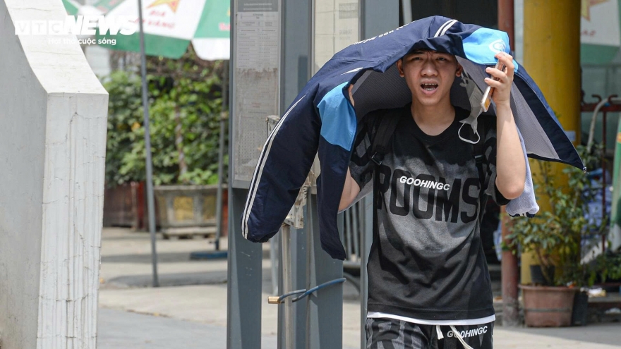 Workers struggle under scorching early-summer heat in Hanoi
