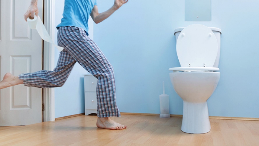 Cụ ông 82 tuổi sau phẫu thuật thấy tiểu nóng là dấu hiệu bệnh gì?
