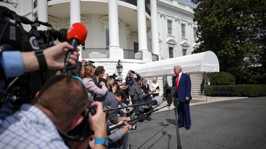 Phản ứng đầu tiên của ông Trump sau tuyên bố áp thuế làm chao đảo thế giới