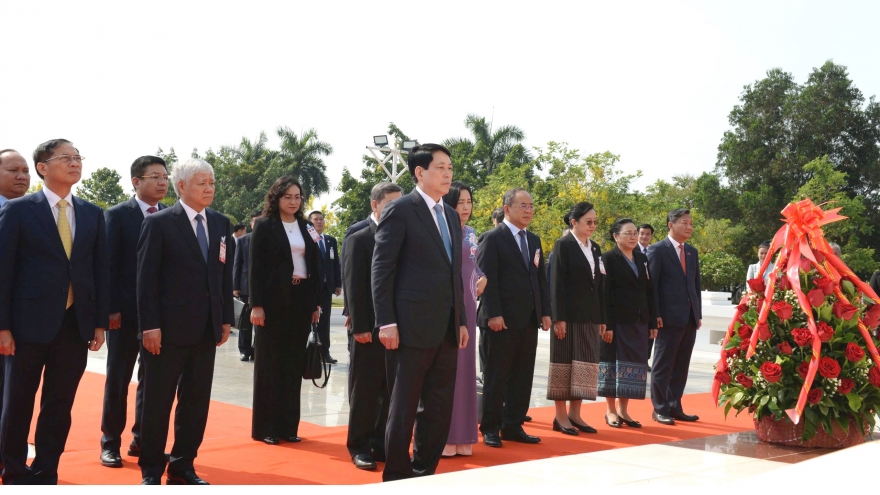 Chủ tịch nước Lương Cường dâng hoa tưởng niệm Chủ tịch Kaysone Phomvihane