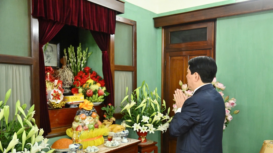 Chủ tịch nước Lương Cường dâng hương tưởng niệm Chủ tịch Hồ Chí Minh tại Nhà 67
