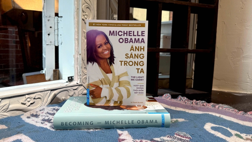 Michelle Obama và hành trình tìm kiếm ánh sáng giữa những bất an
