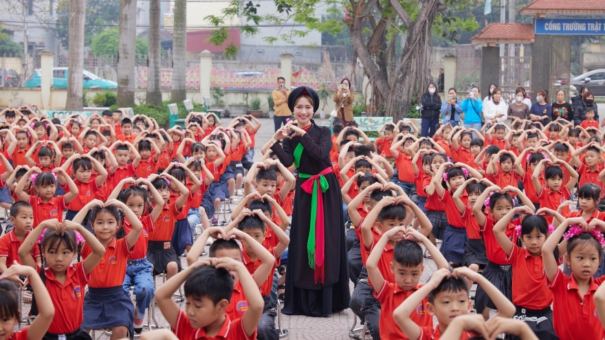 Hòa Minzy tri ân học sinh Tiên Du sau chuỗi thành tích của "Bắc Bling"