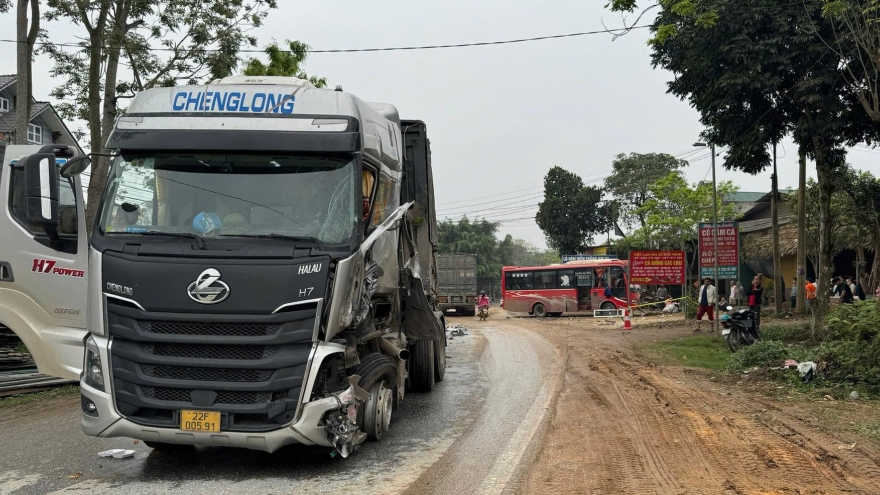 Xe khách tông trực diện xe tải, 4 hành khách văng ra ngoài