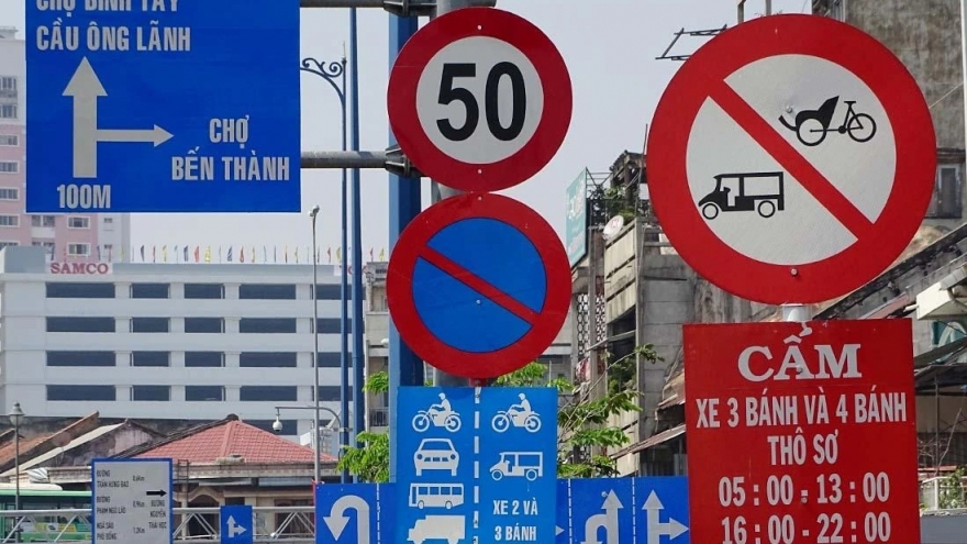 Khẩn trương xử lý bất cập hệ thống biển báo, đèn tín hiệu giao thông trên toàn quốc