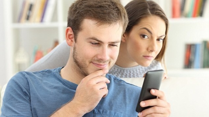 Lỡ nhắn tin trêu đùa với nữ đồng nghiệp và bị vợ bắt được...