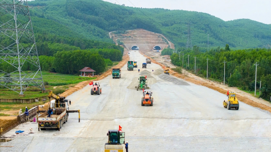 Tăng ca làm việc cả ngày lẫn đêm trên cao tốc Quảng Ngãi – Hoài Nhơn