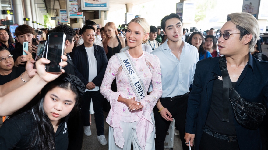 Miss Universe 2024 Victoria Kjær Theilvig mặc áo bà ba đến thăm Việt Nam