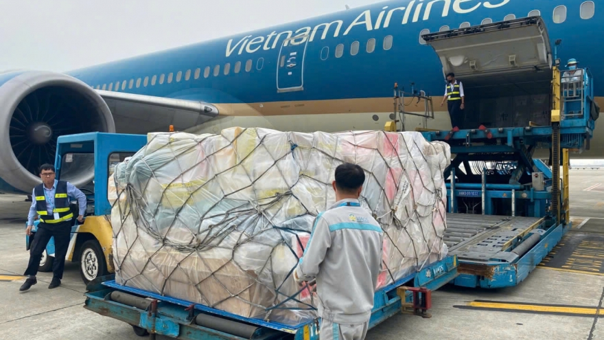 Vietnam Airlines vận chuyển gần 30 tấn hàng cứu trợ đến Myanmar