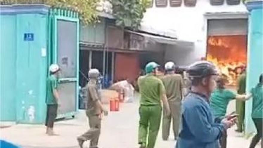 Cháy xưởng in ở vùng ven TP.HCM, nhiều tài sản bị thiêu rụi