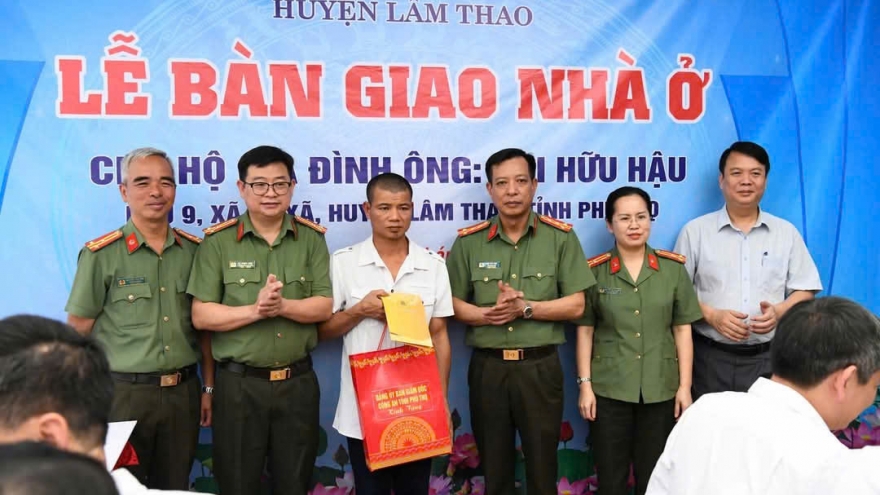 Công an tỉnh Phú Thọ trao tặng 2 nhà tình nghĩa cho hộ nghèo tại huyện Lâm Thao