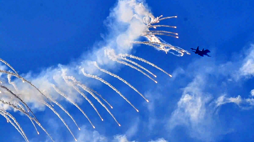 Watching fighter jets release decoy flares over Ho Chi Minh City sky
