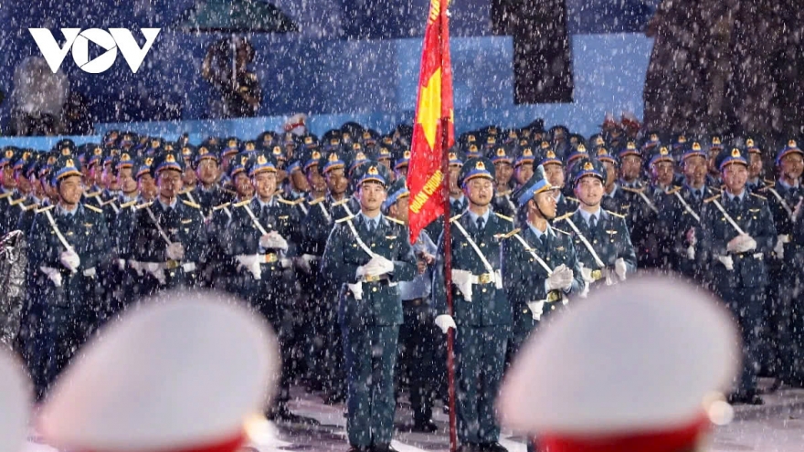 Thousands brave rain for rehearsal parade in Ho Chi Minh City