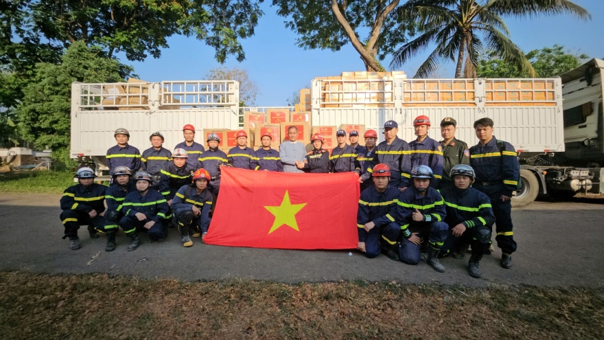 Bộ Công an trao tặng gần 3 tấn hàng cứu trợ cho người dân Myanmar