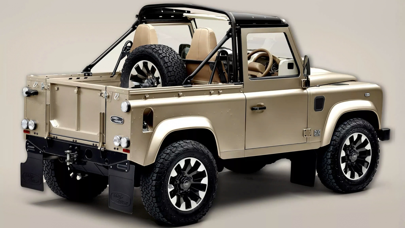 Land Rover Defender V8 “mới-mà-cũ” đầy mê hoặc, giá gần 7 tỷ đồng