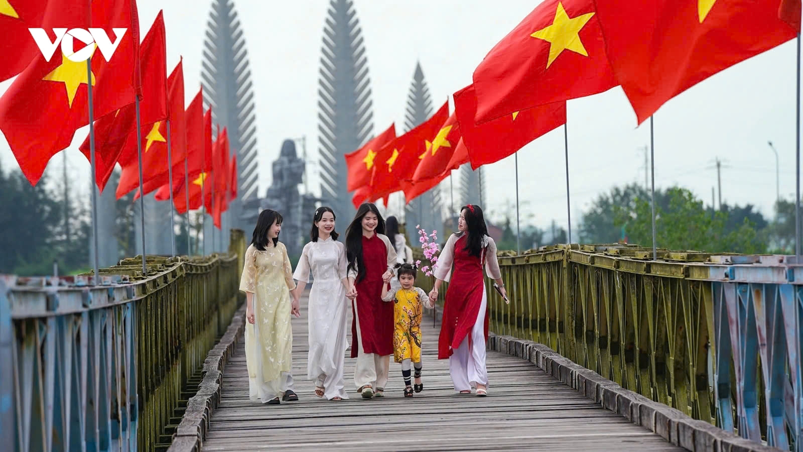 Flag raising ceremony at Hien Luong bridge – a historic landmark of Vietnam