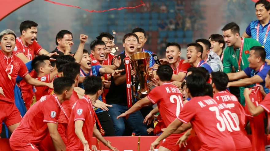 Lộ diện dàn tuyển thủ Việt Nam cùng HLV Kim Sang Sik đối đầu với MU