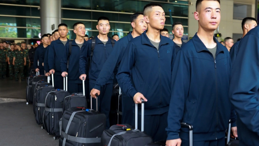 Chinese troops arrive in Vietnam for national military parade