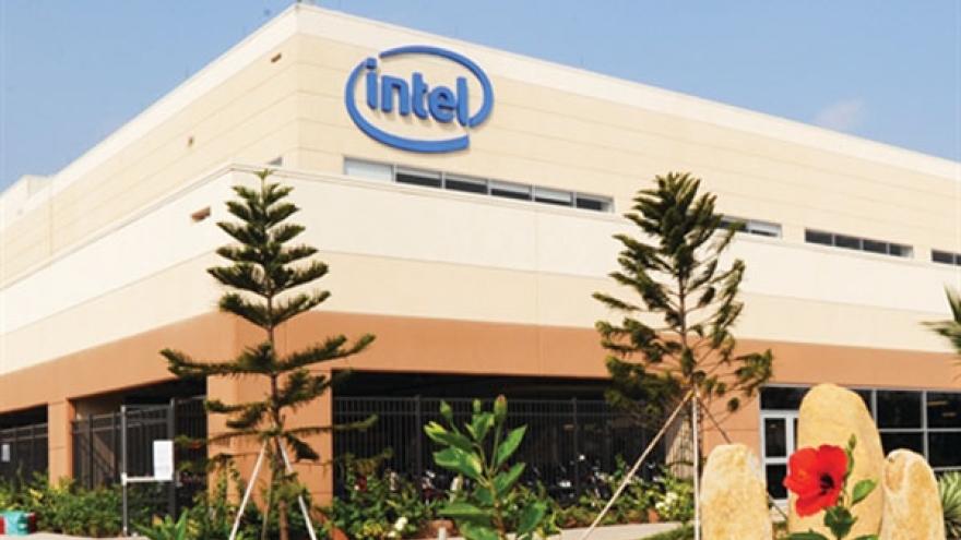 Intel examines policies for new investment projects in Vietnam