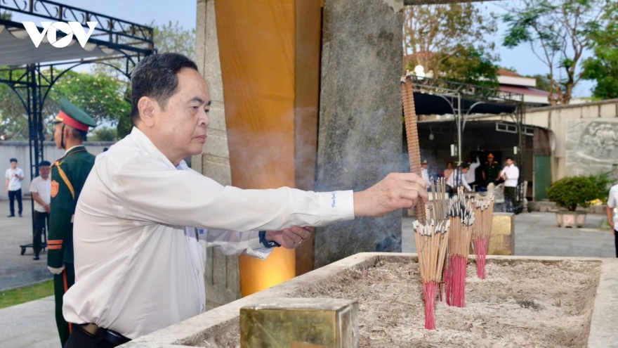 National Assembly Chairman pays tribute to war martyrs in Quang Tri