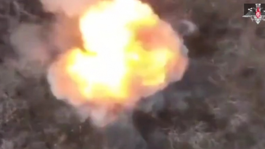 Xe tăng siêu nhẹ Nga phá hủy công sự của Ukraine ở Donbass