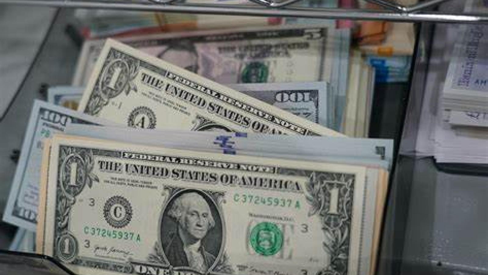 Tỷ giá USD hôm nay 28/4: Tỷ giá trung tâm tiến sát mức 25.000 đồng/USD