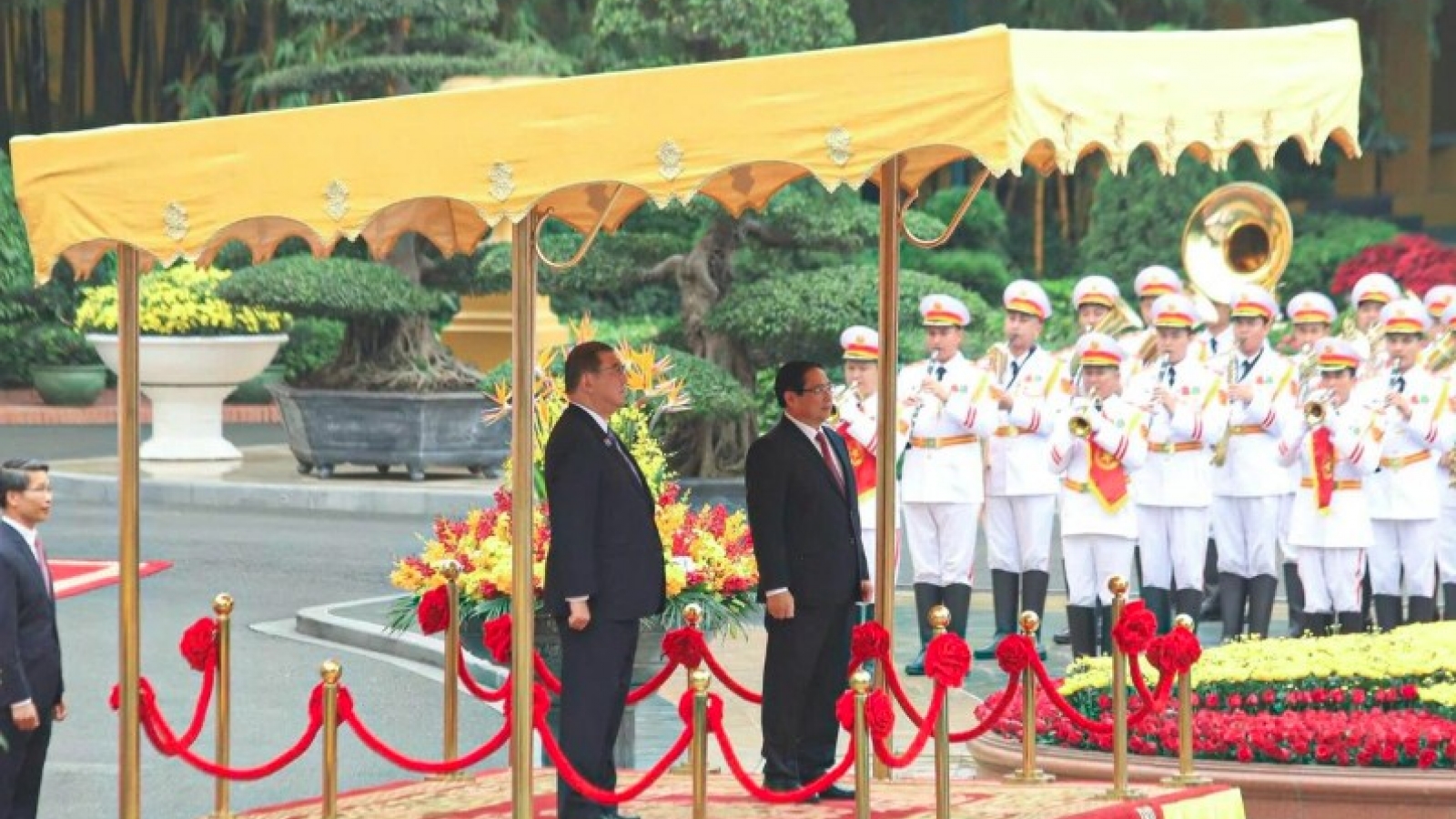 Japanese PM welcomed by Vietnamese counterpart in Hanoi