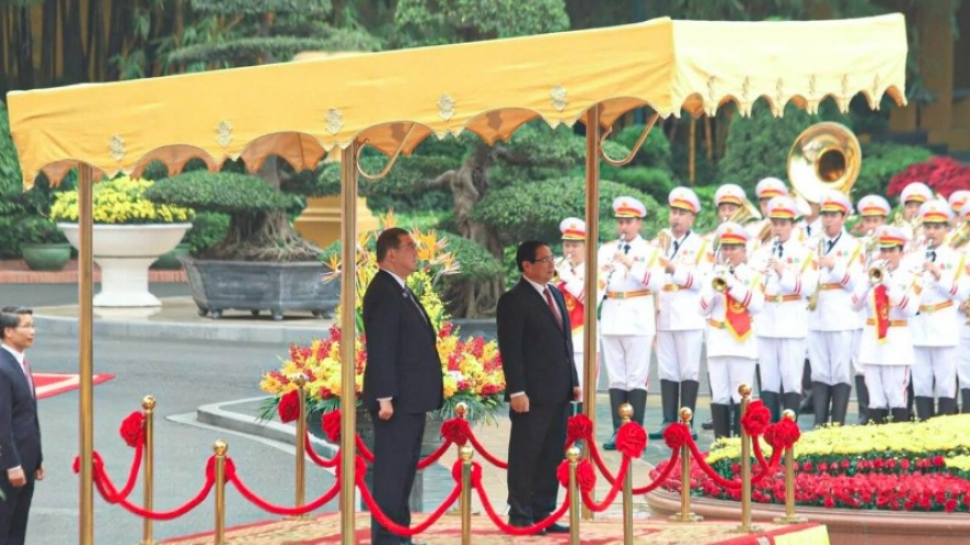 Japanese PM welcomed by Vietnamese counterpart in Hanoi