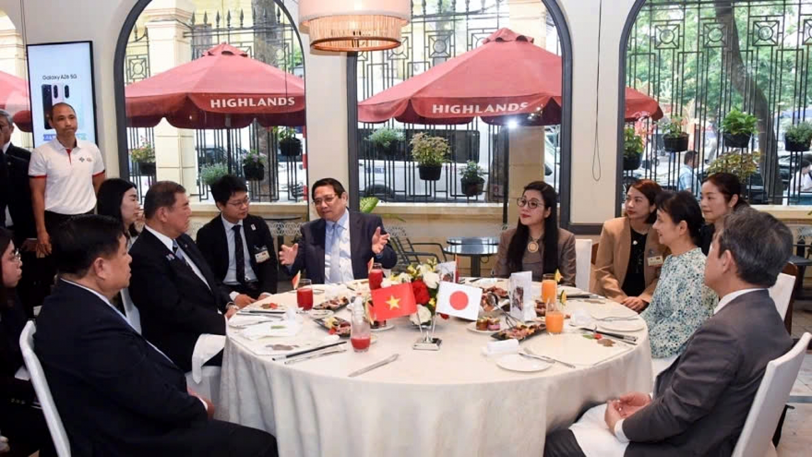 PMs of Vietnam and Japan enjoy breakfast, visit Museum of History
