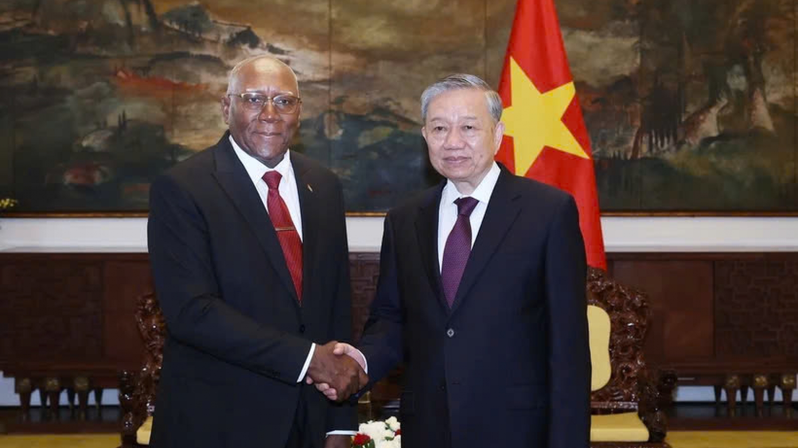 Vietnam and Cuba vow to deepen close bond, comprehensive cooperation